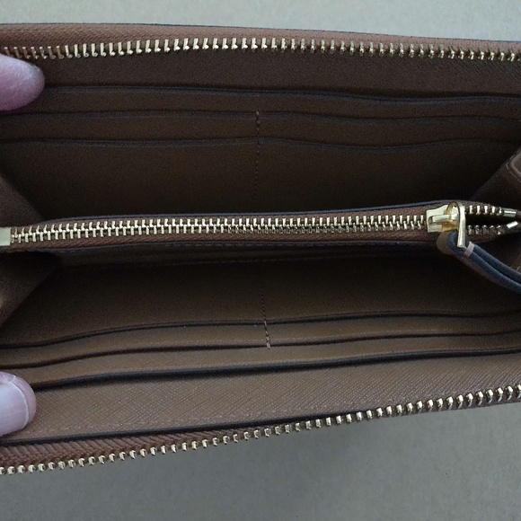 AUTHENTIC BROWN/MOOSE TORY BURCH EMERSON WRISTLET ZIP WALLET - Picture 3 of 6